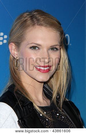 LOS ANGELES - MAR 20: Claudia Lee ankommer til den amerikanske lancering af Blackberry Z10 Smartphone på den 