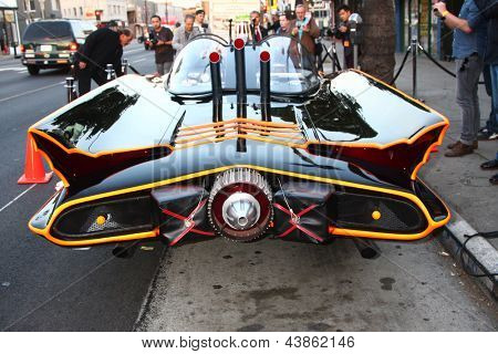 LOS ANGELES - MAR 21: Batmobile arriva presso la linea Batman prodotto lanciare il Meltdown Comics su