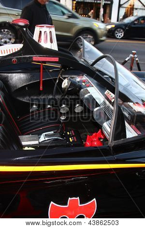 LOS ANGELES - MAR 21: Batmobile arriva presso la linea Batman prodotto lanciare il Meltdown Comics su