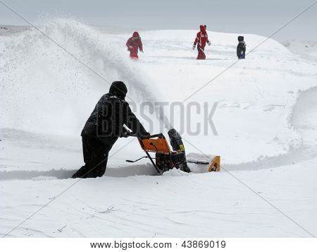 Sneeuwruimen met een sneeuwblazer