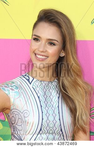 LOS ANGELES - MAALIS 23: Jessics Alba saapuu Nickelodeonin 26 vuotuinen Kids' Choice Awards 