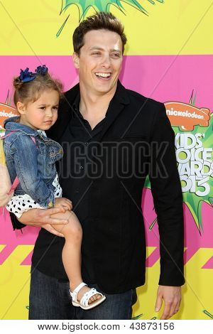 LOS ANGELES - 23 มี.ค.: Jeff Sutphen มาถึงที่ของขอให้โชค 26 ปีเด็กเลือกรางวัลที่ 