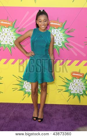 LOS ANGELES - MAR 23: Amandla Stenberg anländer till Nickelodeons 26 årliga Kids' Choice Awards på 