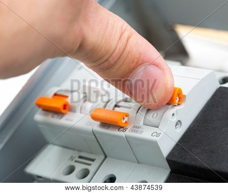 开启线盒电工的手
