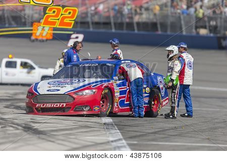 FONTANA, CA - 24 mars 2013 : The AAA Ford Fusion conduit par Joey Logano (22) se trouve sur la voie des stands après un