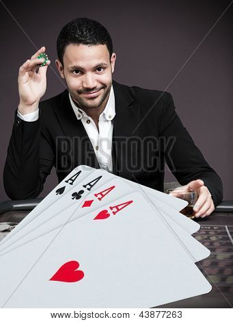 Komea peluri vedonlyöntiä neljä digitaalista ässää pokeripöydissä