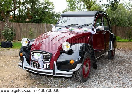 Bordeaux , Aquitaine France - 11 02 2021 : Citroën 2cv Charleston Limited Edition Car Old Vehicle Yo
