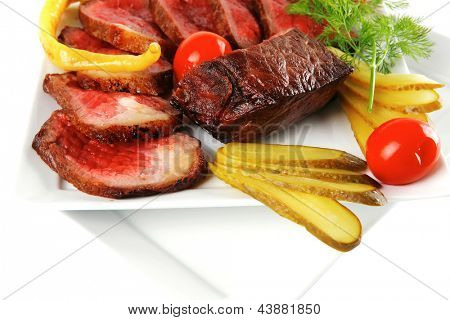半生的牛肉肉与蔬菜在白板上