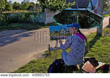 Sedniv, Ukraine - September 16, 2021: Young Woman Artist Paints A Picture With Oil Paints On A Rural