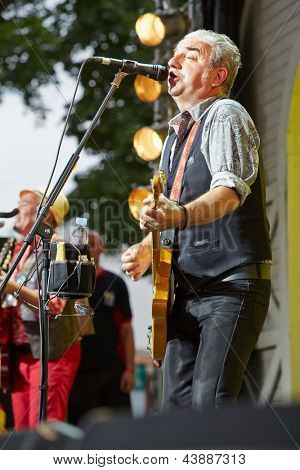 Moskva - JUN 23: Ledare av Chaif rockband Vladimir Shahrin på scenen i Hermitage trädgård under VII 