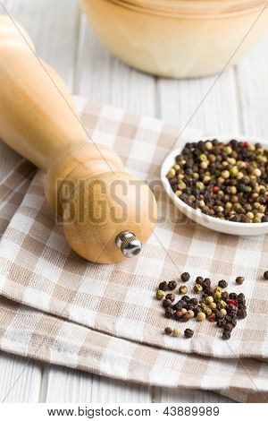 pimienta y madera molino de pimienta en la mesa de la cocina