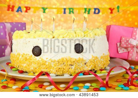 Happy birthday cake i prezenty, na żółtym tle