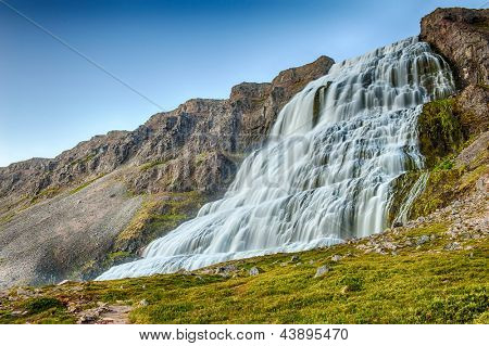 Dynjandi es la cascada más famosa de los fiordos del oeste y una de las más hermosas cascadas en