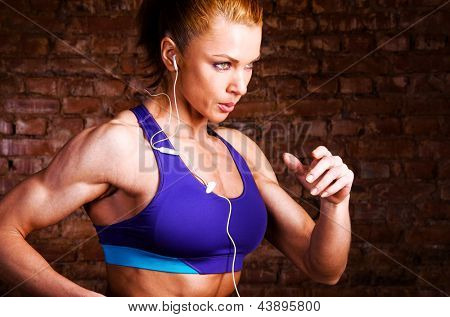 mulher forte é correr e ouvir música