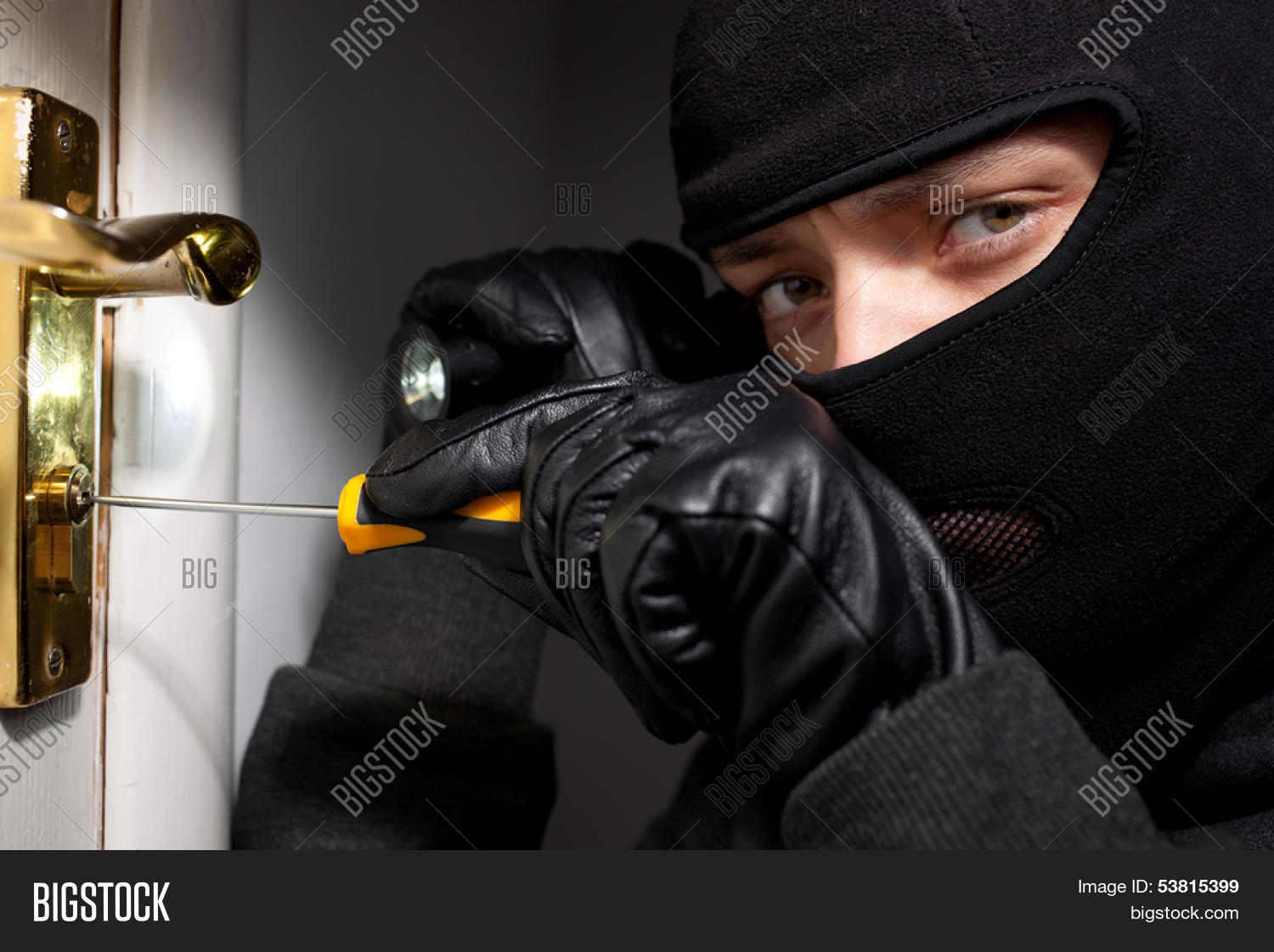 защита дома и квартиры от взлома. к чему снится сломанная дверь. к чему снится открывать дверь ключом. вор домушник арт. парень вор.