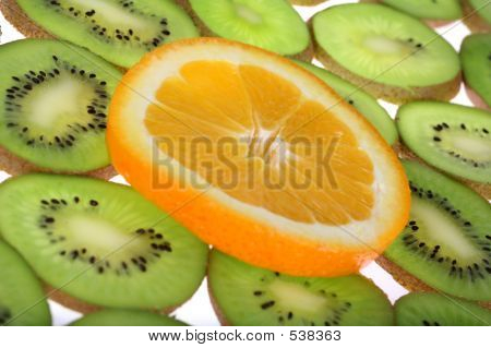 배경 오렌지와 키 위