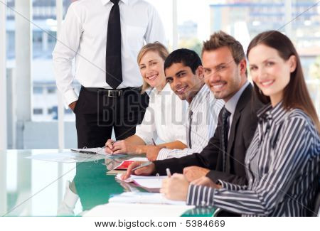 ธุรกิจทีมงานและยิ้มที่กล้อง