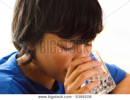 水を飲む