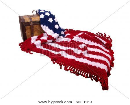 Drapeau Afgan et coffre en bois