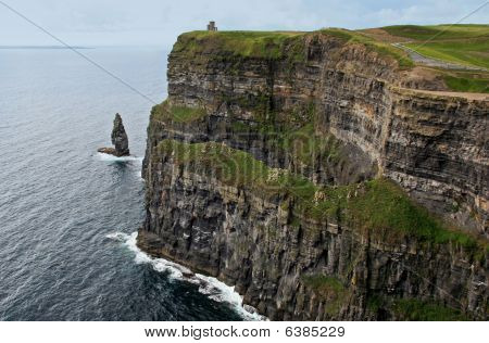 Lo Stack di grande mare presso le scogliere di Moher