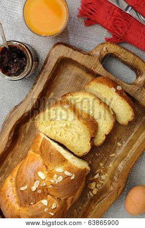 Sweet brioche bread on tray with juice and marmalade