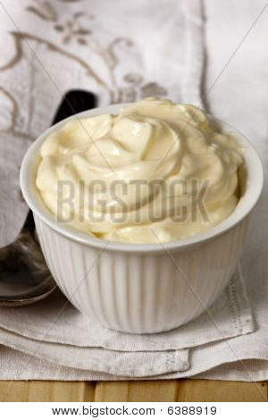 Schüssel mit mayonnaise