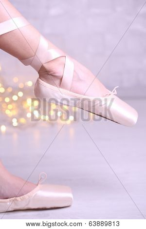 Ballerina in pointe shoes  in dance hall