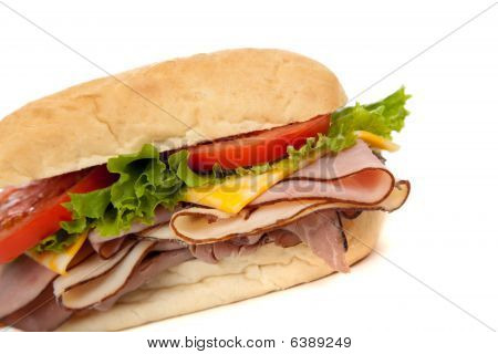 assortierte Fleisch Sandwich mit Befestigungen auf einem hoagie