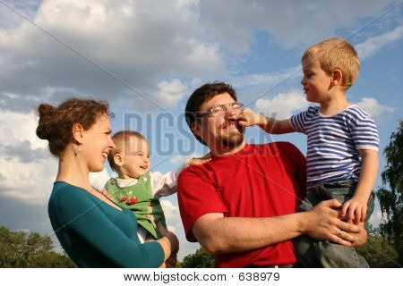 Familie und Sonnenuntergang-Himmel