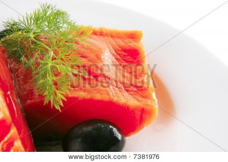 Rose saumon sur une plaque blanche aux Olives