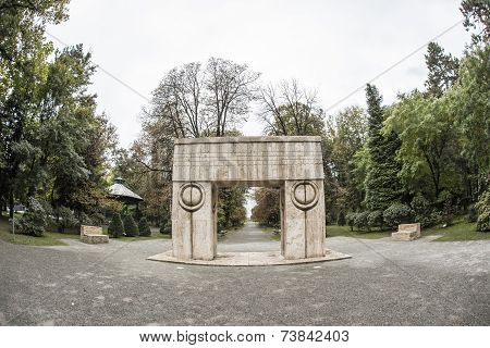 Constantin Brancusi's Kissing Gate