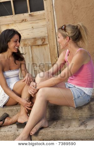 Due giovani donne chiacchierando sul portico