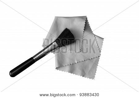 Brush for cleaning the optics