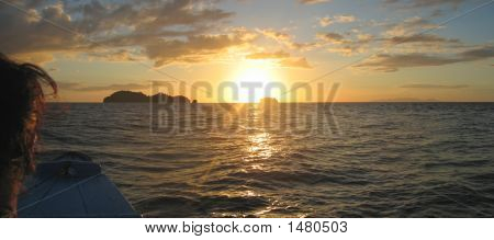 Drømmer kvinde på en smuk tropisk solnedgang, Togians Island, Sulawesi, Indonesien, Panorama