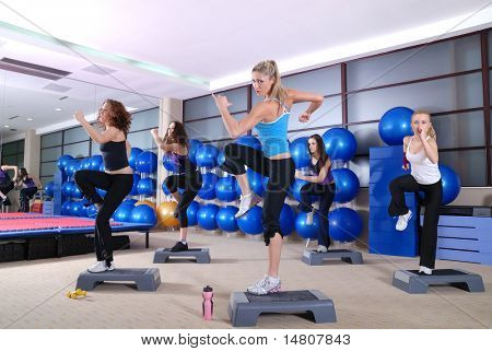 Bir grup kadın fitness kulübünde egzersiz.