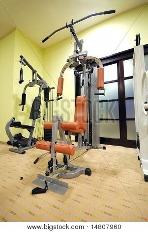 zařízení pro vzpírání ve fitness klubu