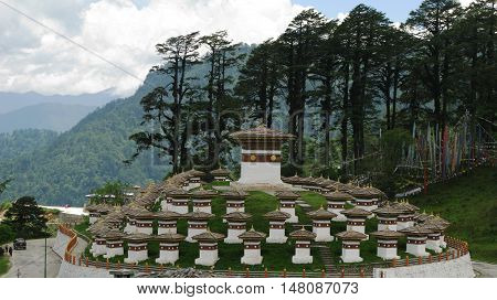 Monument with the stupas in the Dochu La pass