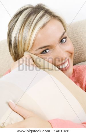 Fille blonde sur canapé
