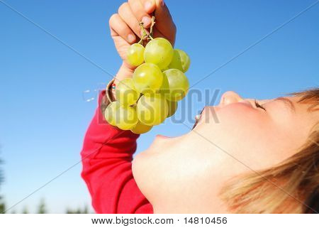 šťastná dívka proutí hroznové mimo