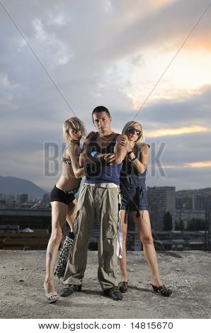 duas mulher e um homem junto em equipe pequena gorup