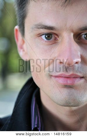 自然の中で探してハンサムな若い男