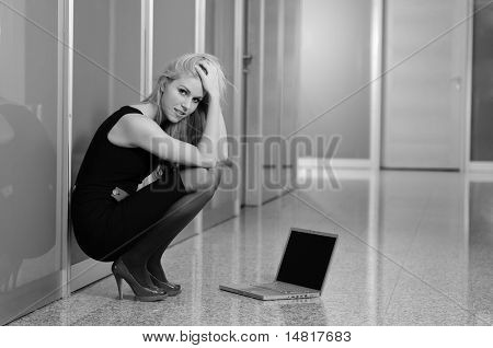 mladá žena obchodní problém laptop