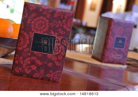 nabídka knih v luxusní restauraci hotelu caffee