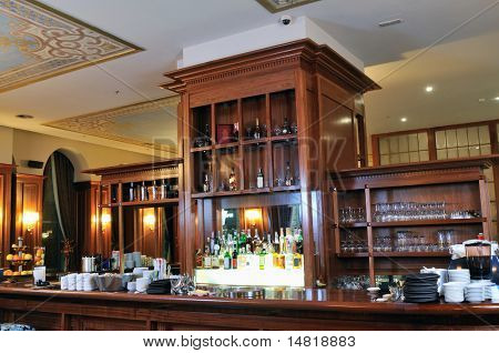 ristorante caffè coperto con mobili in legno di lusso