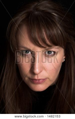 Ritratto di donna su sfondo nero