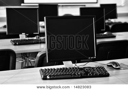 nuovo computer con monitor tft in Aula moderna a scuola