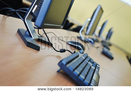 nuovo computer con monitor tft in Aula moderna a scuola