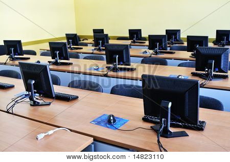 nuovo computer con monitor tft in Aula moderna a scuola