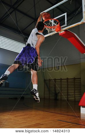 bir sağlıklı genç adam oyna Basketbol Okulu spor salonunda kapalı