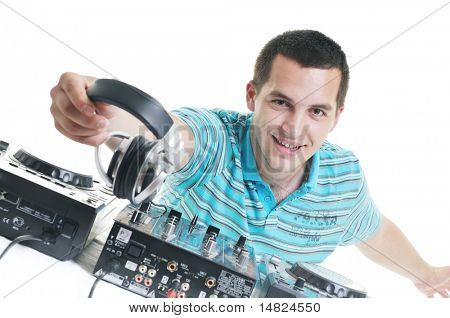 mladý dj muž se sluchátky a kompaktní disk dj zařízení